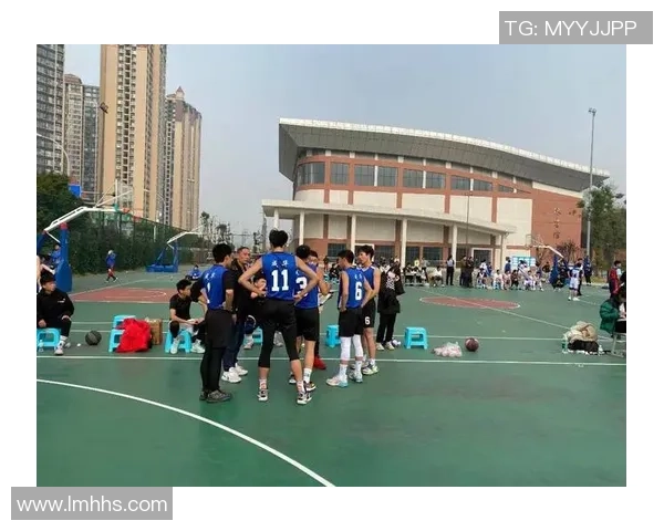 成都篮球队在邀请赛中以85分稳居积分榜首位，展现强劲实力