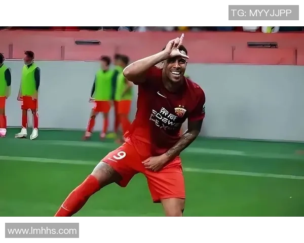 足球巨星化身街头老者挑战年轻球迷引发热议与欢笑